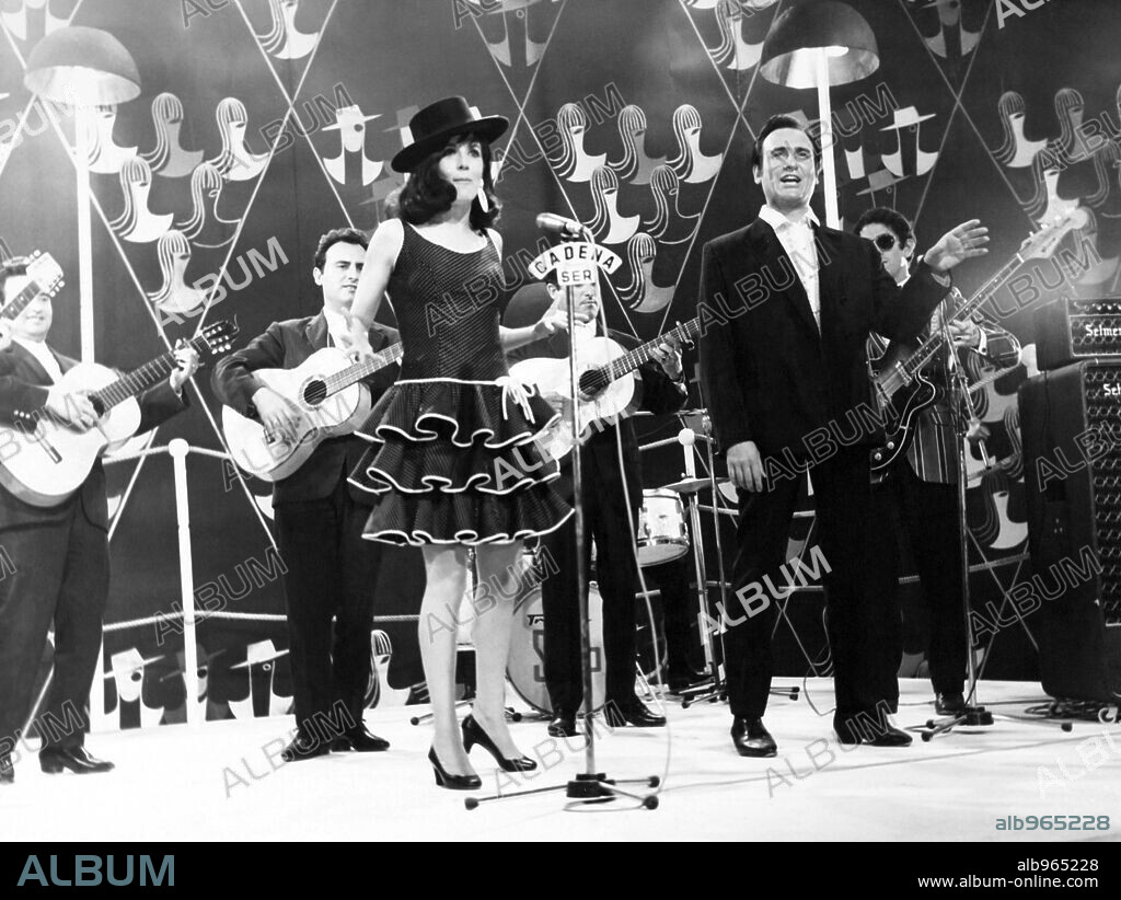 CONCHA VELASCO y MANOLO ESCOBAR en PERO... ¿EN QUE PAIS VIVIMOS?, 1967, dirigida por JOSE LUIS SAENZ DE HEREDIA. Copyright TVE / Cortesía.