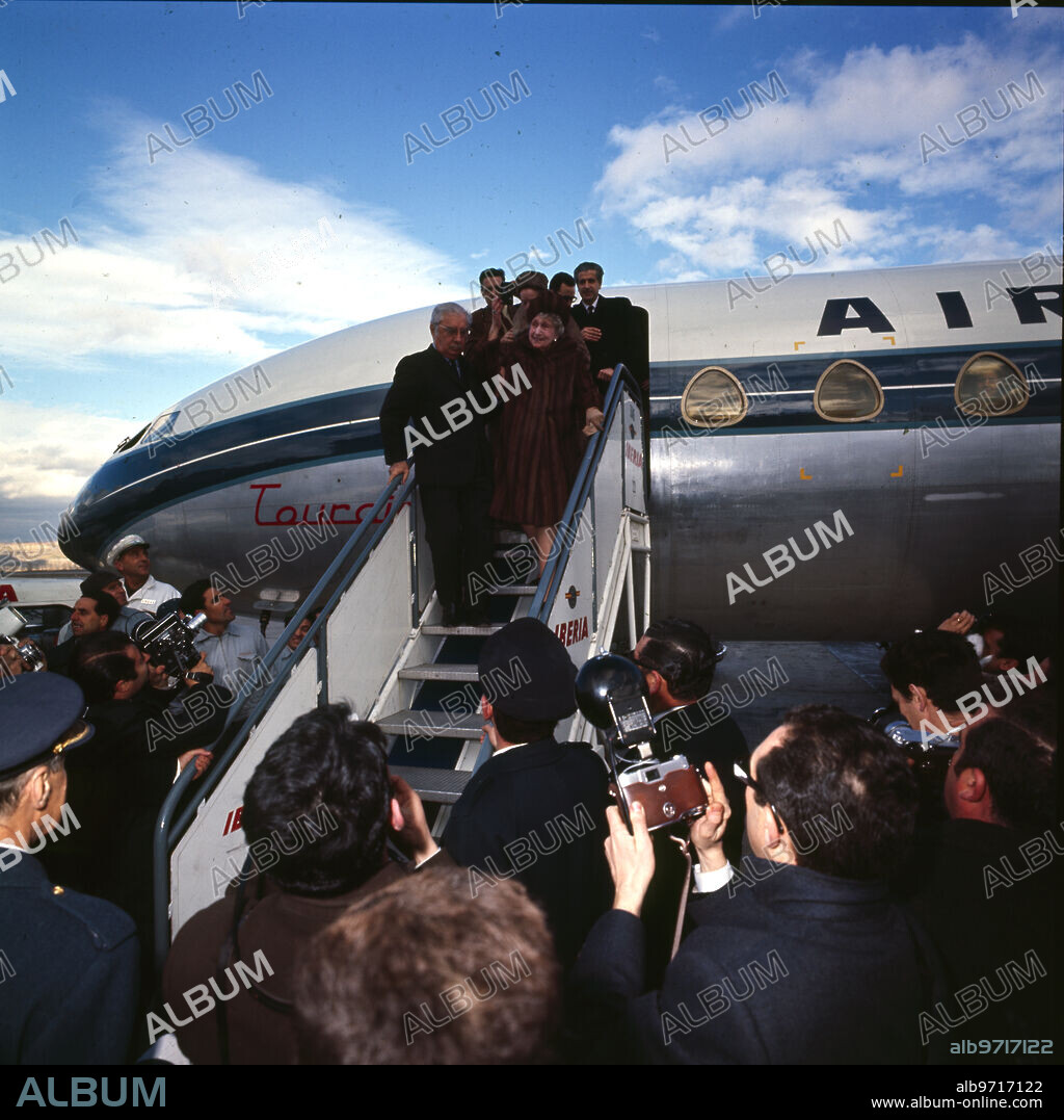 Madrid, 02/07/1968. Queen Victoria Eugenia visits Madrid on the occasion of the birth of her great-grandson, the Infante Don Felipe. In the image, at Barajas airport upon arrival in Madrid on the "Air France" plane on the regular line between Nice and Madrid.