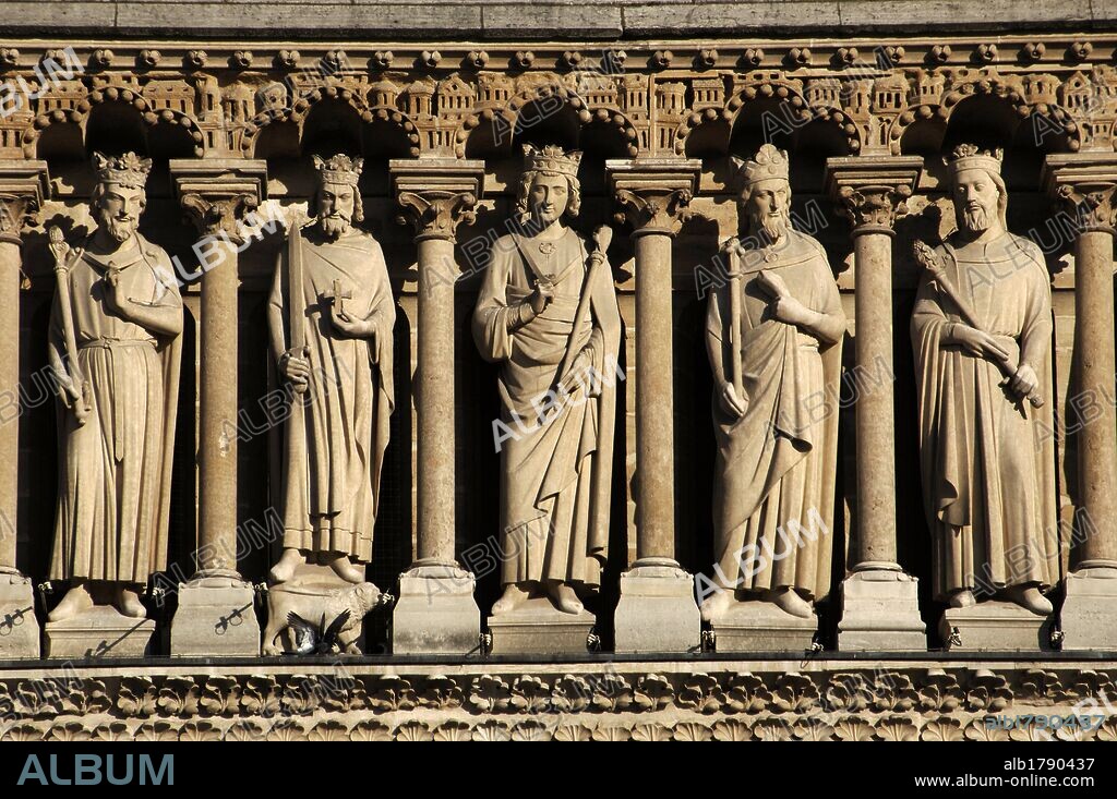 ARTE GOTICO. FRANCIA. Detalle de las ESCULTURAS de la GALERIA DE REYES que decoran la fachada de la CATEDRAL DE NOTRE DAME (1163-1250), construida en estilo gótico por orden del obispo Eudes de Sully. Consta de tres cuerpos superpuestos, con tres grandes pórticos en su zona inferior. PARIS.