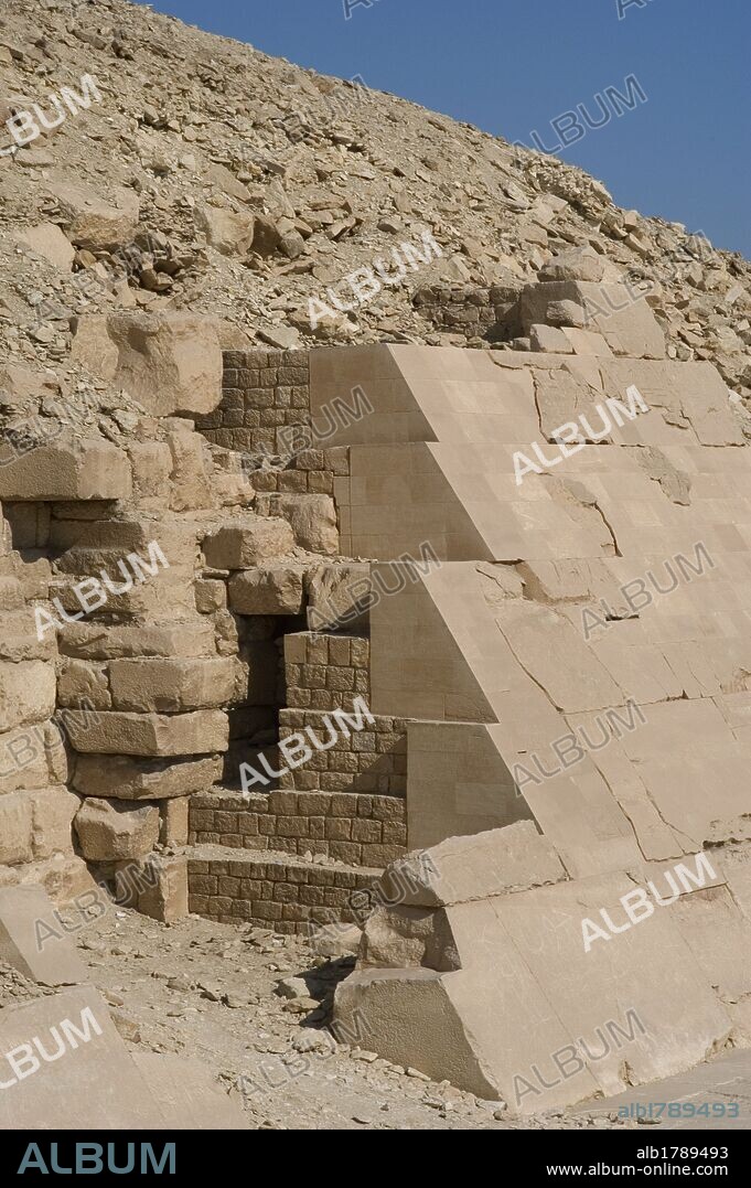 ARTE EGIPCIO. PIRAMIDE DE UNAS o UNIS. Ultimo faraón de la V Dinastía (2404-2374 a. C.). En bastante mal estado de conservación, y a pesar de ser la más pequeña del recinto, es famosa por ser la primera en tener las paredes decoradas con los Textos de las Pirámides. Situada al sur del complejo de Zoser. Detalle revestimiento pirámide. IMPERIO ANTIGUO. NECROPOLIS DE SAKKARA. Egipto.