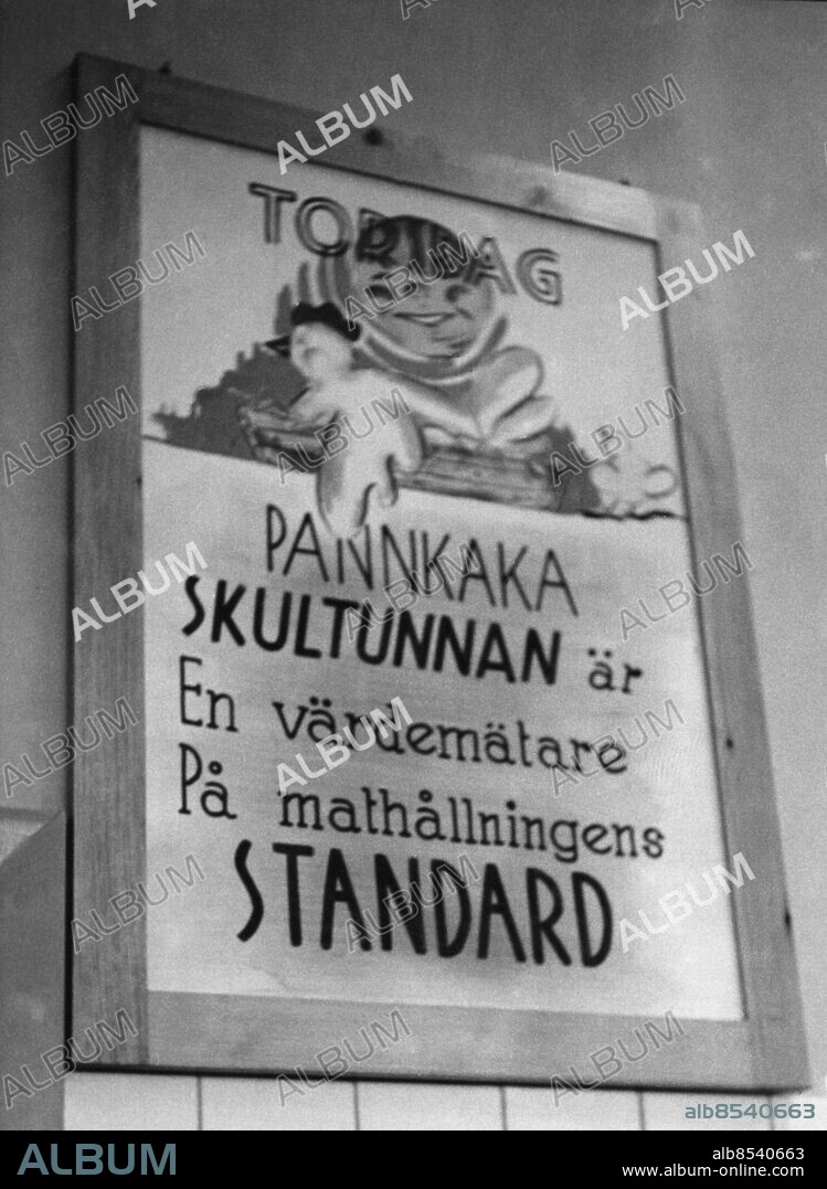 Skånska luftvärnskåren LV 4 i Malmö juni 1944, matsalen. med tavla om torsdagen pannkakor.. (c) Sydsvenskan /IBL Bildbyrå.