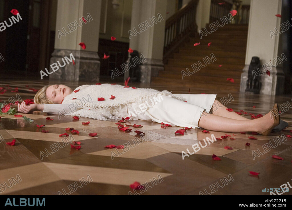 JULIA STILES in THE OMEN, 2006, directed by JOHN MOORE.