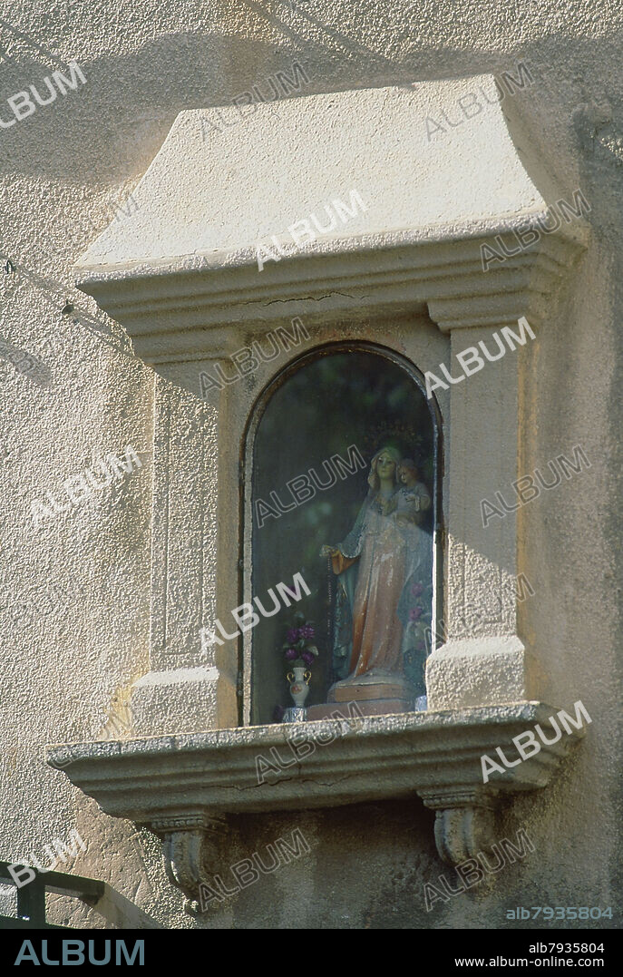 HORNACINA CON LA IMAGEN DE LA VIRGEN EN LA RAMBLA.