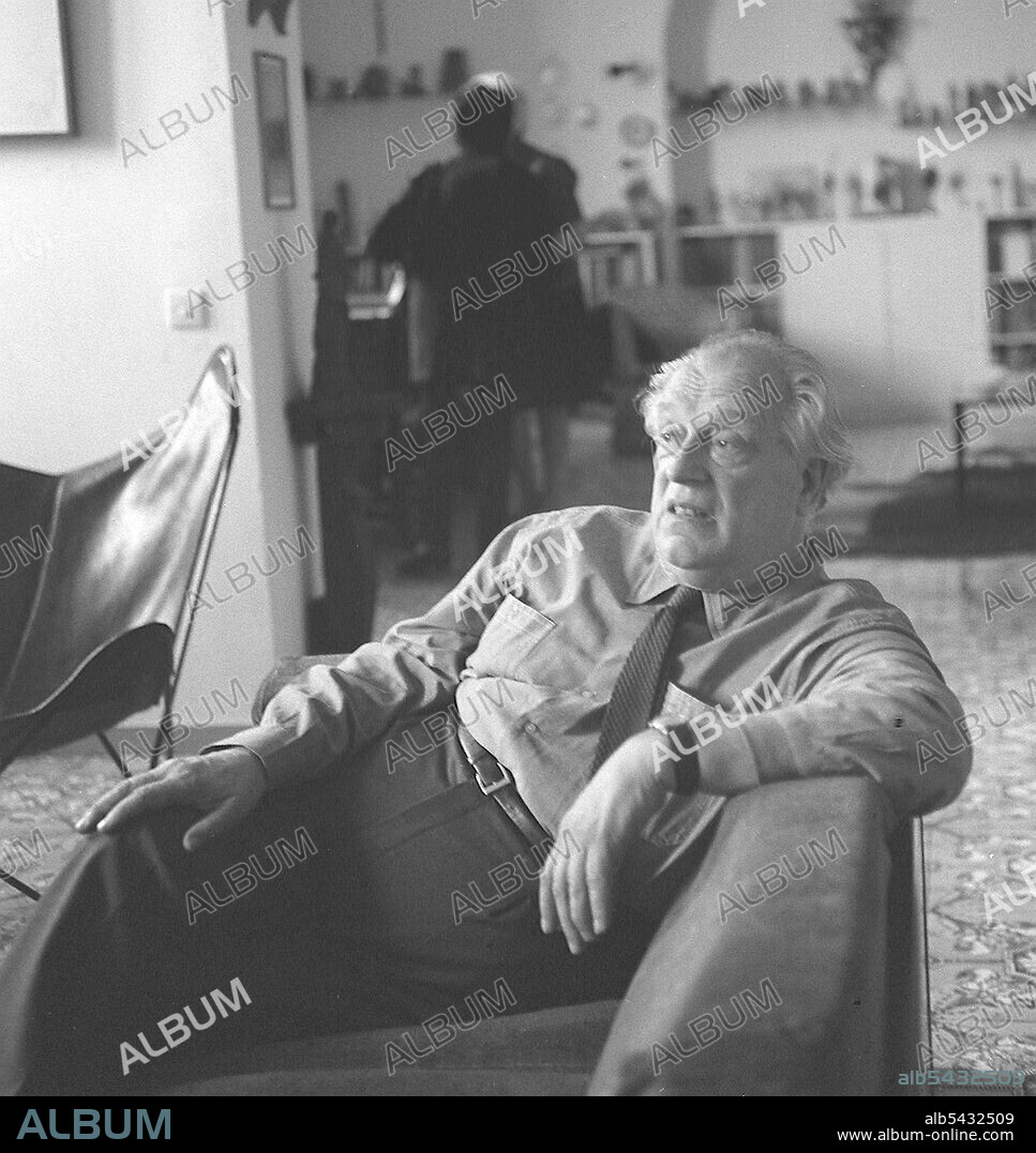 ROMA, 1970.- Rafael Alberti sentado en su casa de Roma. Efe / er.