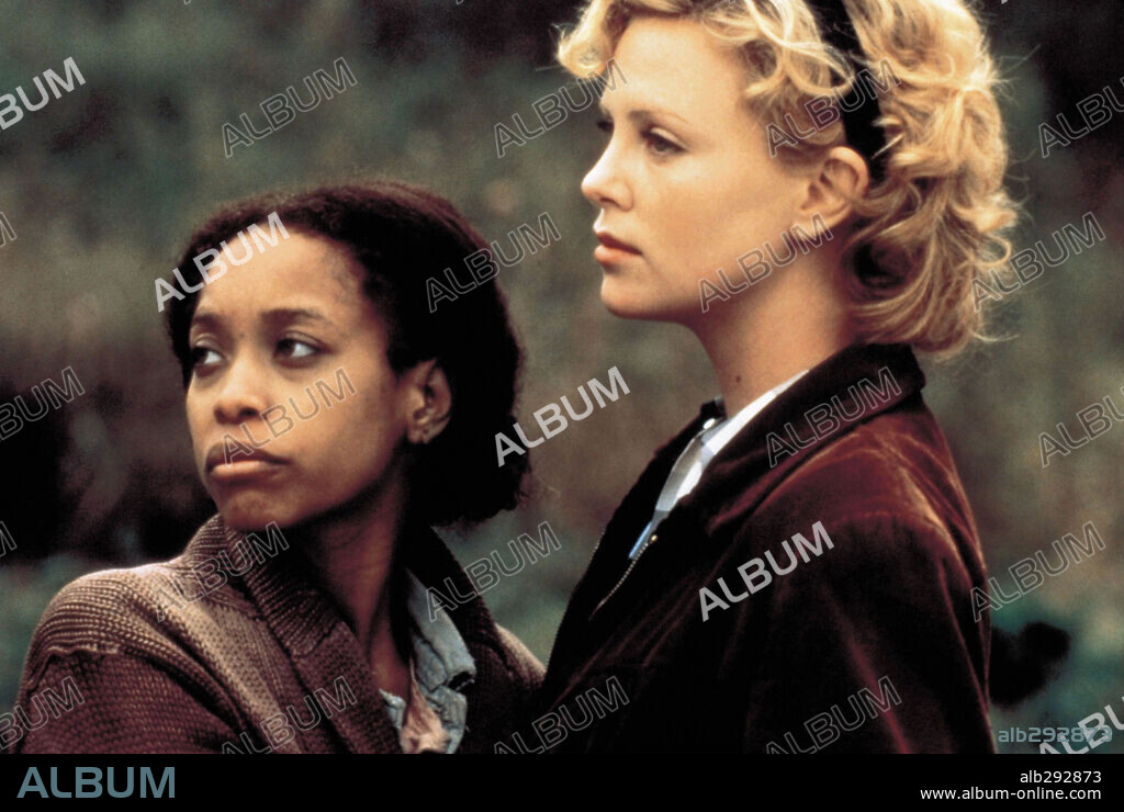 CHARLIZE THERON y ERYKAH BADU en LAS NORMAS DE LA CASA DE SIDRA, 1999 (THE CIDER HOUSE RULES), dirigida por LASSE HALLSTROM. Copyright MIRAMAX / VAUGHAN, STEPHEN.
