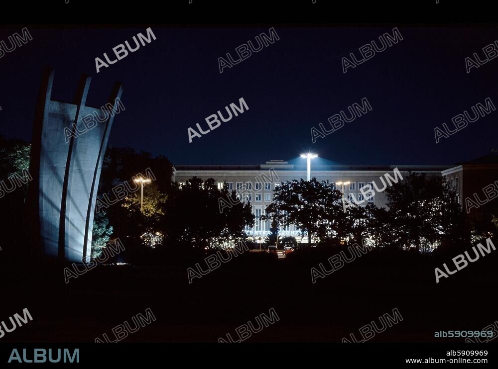Berlin-Tempelhof, Luftbrückendenkmal, Platz der Luftbrücke. (1951 von Eduard Ludwig; zur Erinnerung an die Versorgung über die drei Luftkorridore während der Blockade 1948/49). Ansicht bei Nacht mit Blick auf das Gebäude des Flughafen Tempelhofs. Foto, September 2005.