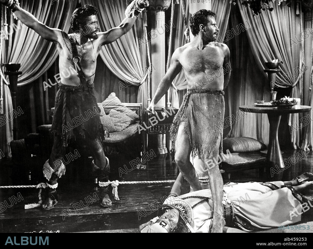 CHARLTON HESTON and JOHN DEREK in THE TEN COMMANDMENTS, 1956, directed by CECIL B DEMILLE. Copyright PARAMOUNT PICTURES.