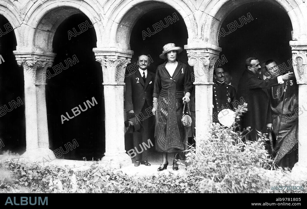 Burgos, 21/07/1921. En el Monasterio de las Huelgas. Su Majestad la Reina (1), el ministro Sr. Aparicio (2), el Cardenal Benlloch (3) y otras distinguidas personas contemplando el claustro del Monasterio de las Huelgas.