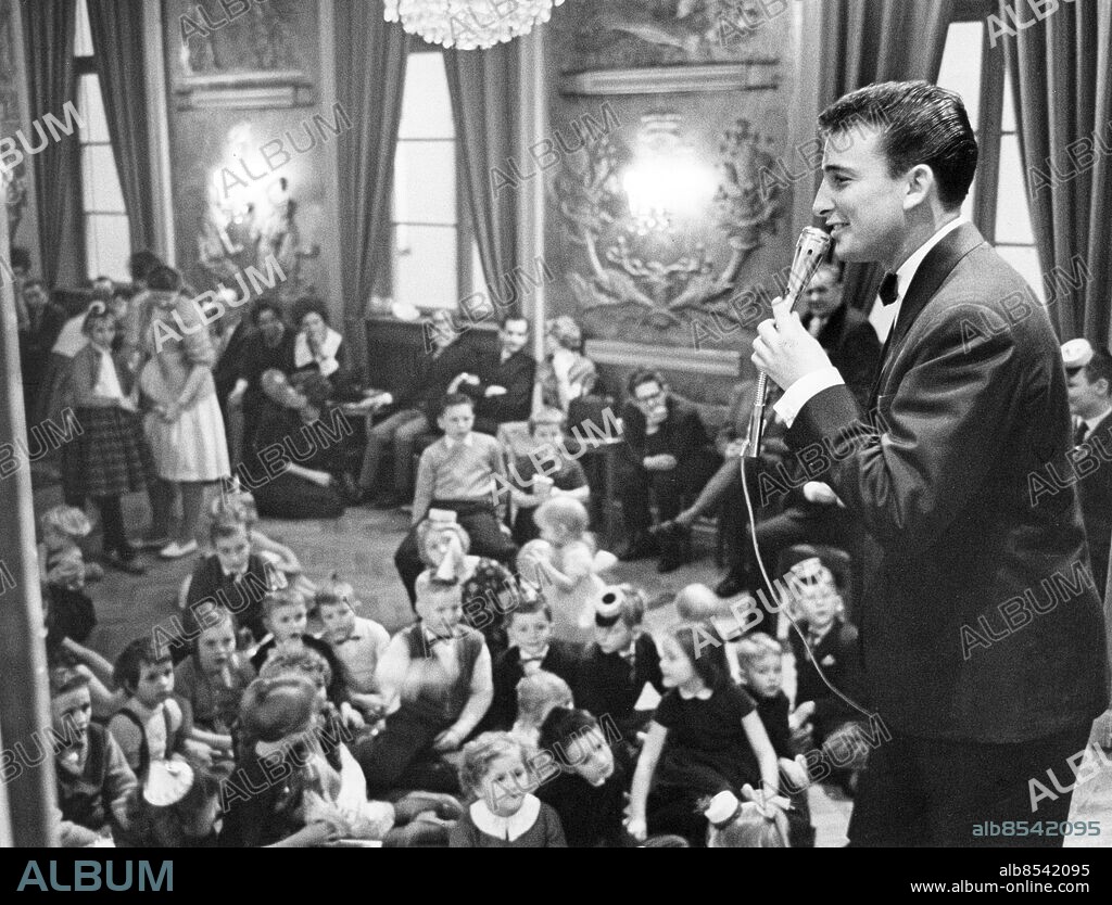 1961-01-15.. Carli Tornehave, sångare, uppträder för några barn.. Foto: Bertil S-son Åberg / RiR / SVT / Kod: 5600. Bild publ. i RiR 5/61 sid. 18, RiR 10/61 sid. 25 och RiR 37/66 sid. 15.. RiR 15805 sv/v. Mapp: Tornehave, Carli.