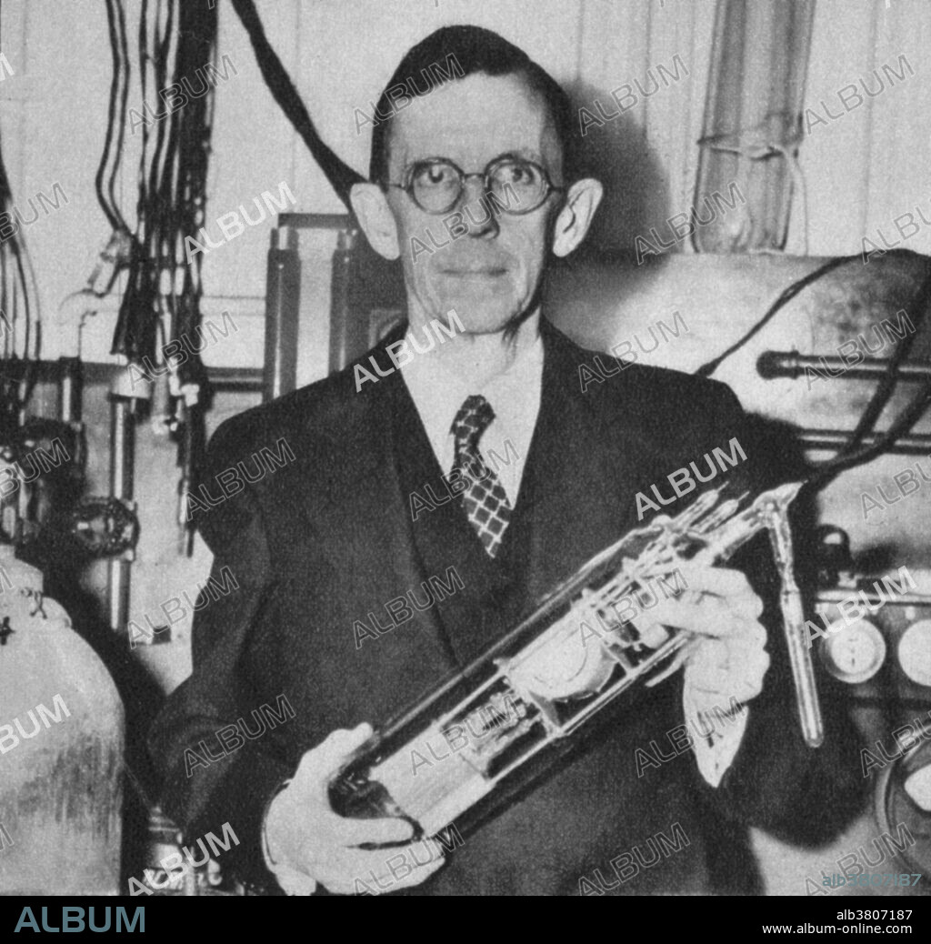 Clinton Joseph Davisson (1881-1958), an American physicist who co-won (with George Paget Thomson) the 1937 Nobel Prize in Physics for his discovery of electron diffraction.