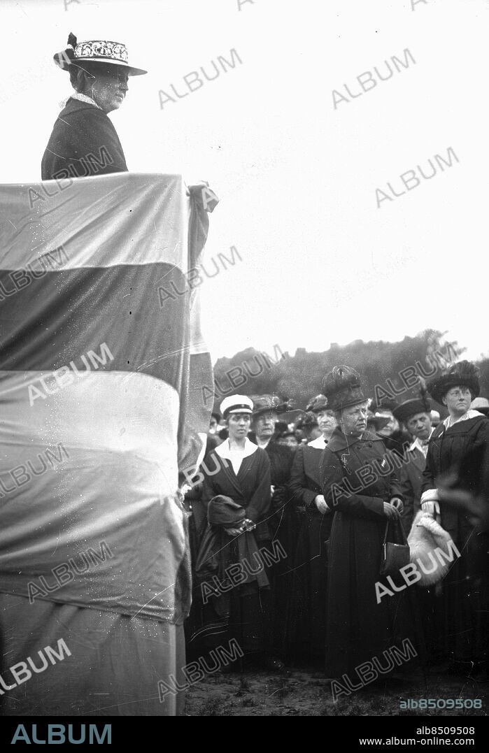 Göteborg 3 juni 1918. Gulli Petrini talar på Heden. Gulli var aktiv för kvinnors rösträtt.. Foto: Kamerareportage *** Local Caption *** 3415 - 1918. KAMERAREPORTAGE.