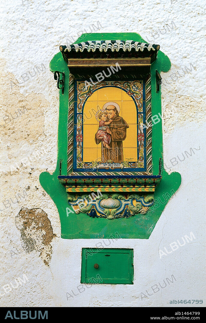 SAN ANTONIO DE PADUA (1195-1231). Religioso franciscano y doctor de la Iglesia. Canonizado por el Papa Gregorio IX en 1232. PLAFON CERAMICO con la imagen del santo en la fachada de una casa de la calle Santa Catalina. ZAFRA. Provincia de Badajoz. Extremadura. España.