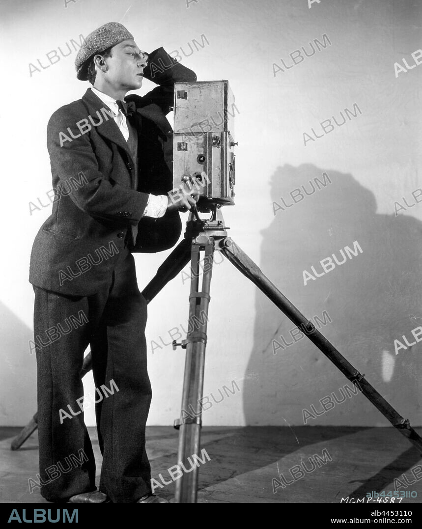 BUSTER KEATON en EL CAMERAMAN, 1928 (THE CAMERAMAN), dirigida por EDWARD SEDGWICK. Copyright M.G.M.