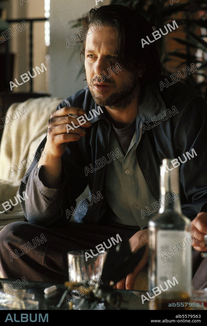 MICKEY ROURKE en EL BORRACHO, 1987 (BARFLY), dirigida por BARBET SCHROEDER. Copyright CANNON FILMS.