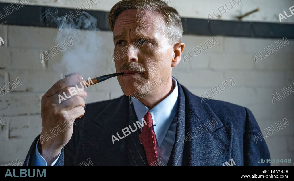CARY ELWES en EL MINISTERIO DE LA GUERRA SUCIA, 2024 (THE MINISTRY OF UNGENTLEMANLY WARFARE), dirigida por GUY RITCHIE. Copyright LIONS GATE FILMS.