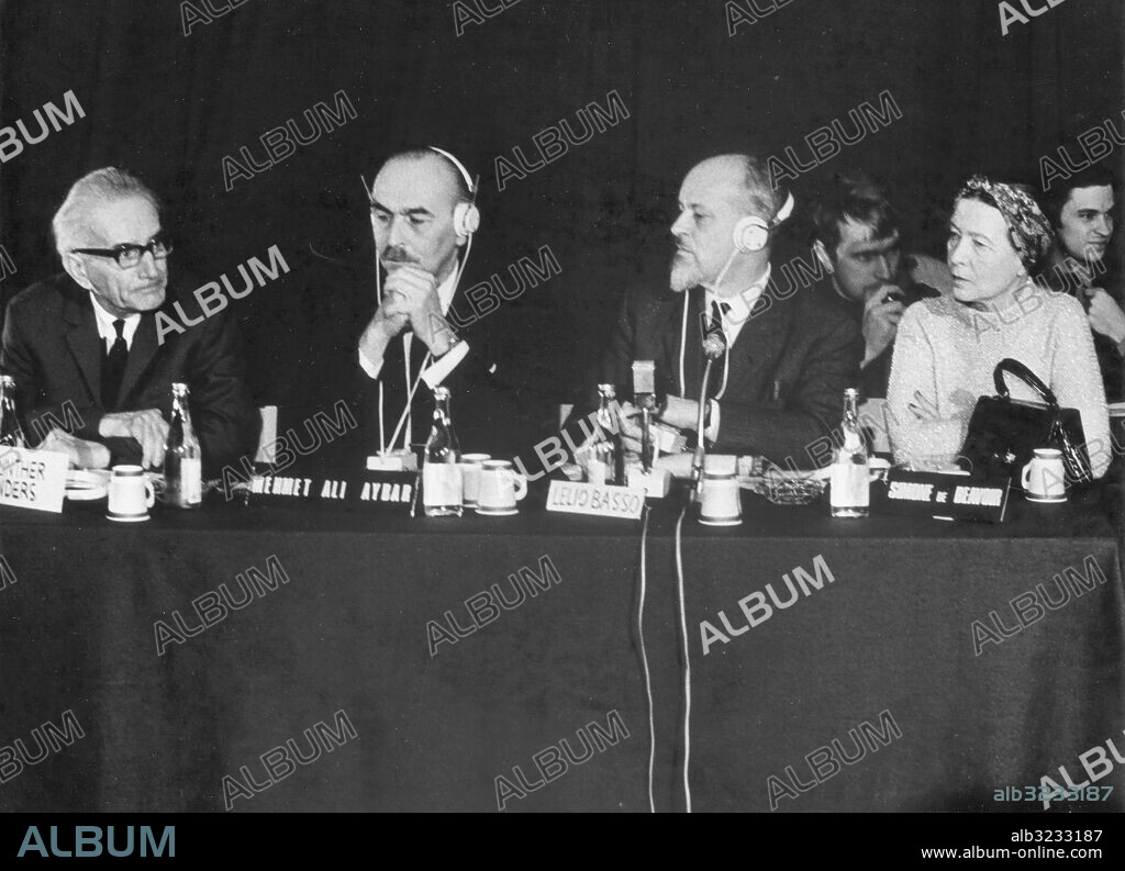 Utan bildtext. Anm. Russelltribunalen - internationell kommitté som bildades på initiativ av Bertrand Russell för att undersöka den amerikanska krigsföringen i Vietnam. Författare Tankfullhet Bildserier Fotoreportage Hörlurar Se även BAY76-BAY759 persons: Simone de Beauvoir ;Lelio Basso ;Mehmet Ali Aybar sites: SVERIGE ;STOCKHOLM ;FRANKRIKE*.