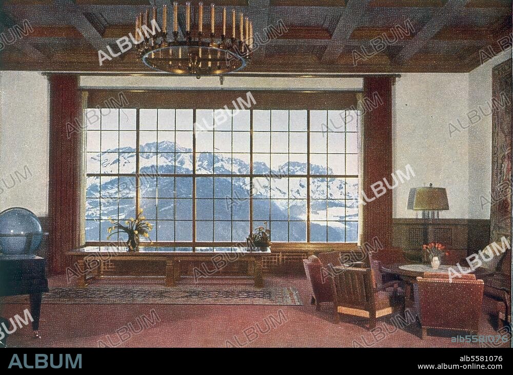 Hitler, Adolf Dictator (NSDAP). 1889-1945. Ober salzberg (near Berchtesgaden), AdolfHitl er's "Berghof" (before 1936: "Haus Wach enfeld"). Vi ew of the interior: Great Hall. Phot o, about 1938.