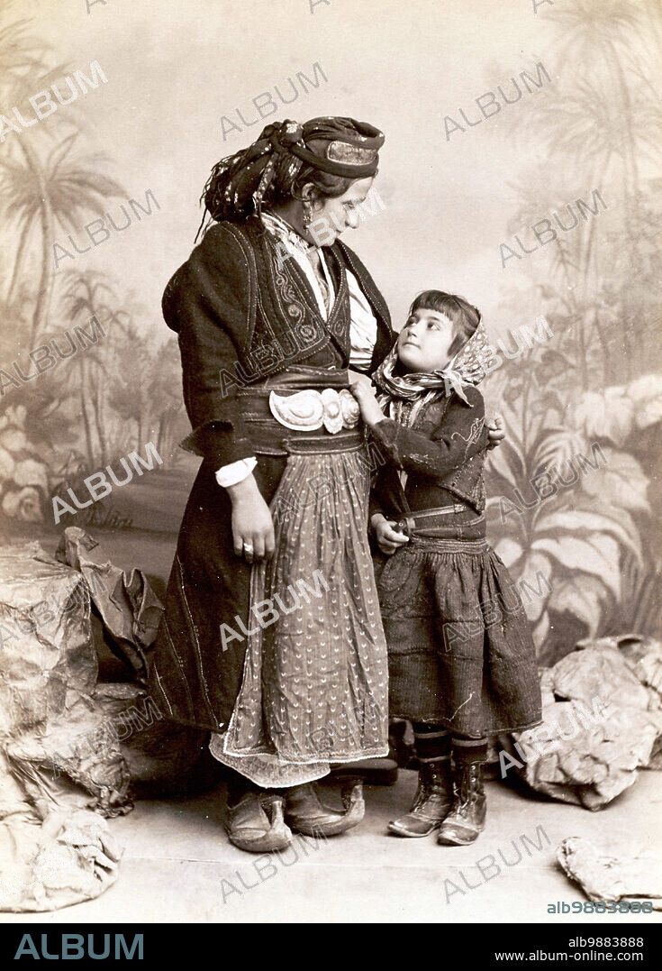 Atelierbildnis von Frau und Kind in traditioneller griechischer Kleidung, 1888, Griechenland, Historisch, digital restaurierte Reproduktion von einer Vorlage aus dem 19. Jahrhundert.