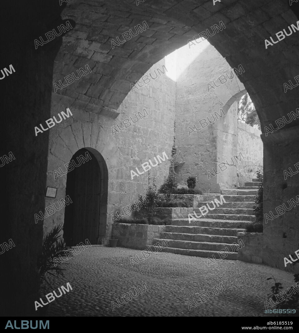 INTERIOR DEL CASTILLO DE PEÑISCOLA - SIGLO XIII - FOTOGRAFIA EN BLANCO Y NEGRO - AÑOS 50.