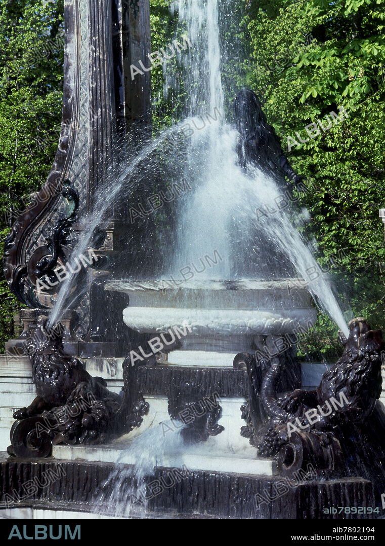 JARDIN-PLAZA OCHO CALLES FUENTE MINERVA CON AGUA.