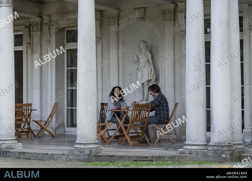 OWEN MCDONNELL and SANDRA OH in KILLING EVE, 2018, directed by PHOEBE WALLER-BRIDGE. Copyright SID GENTLE FILMS. Season 3 Episode 1 Slowly Slowly Catchy Monkey.