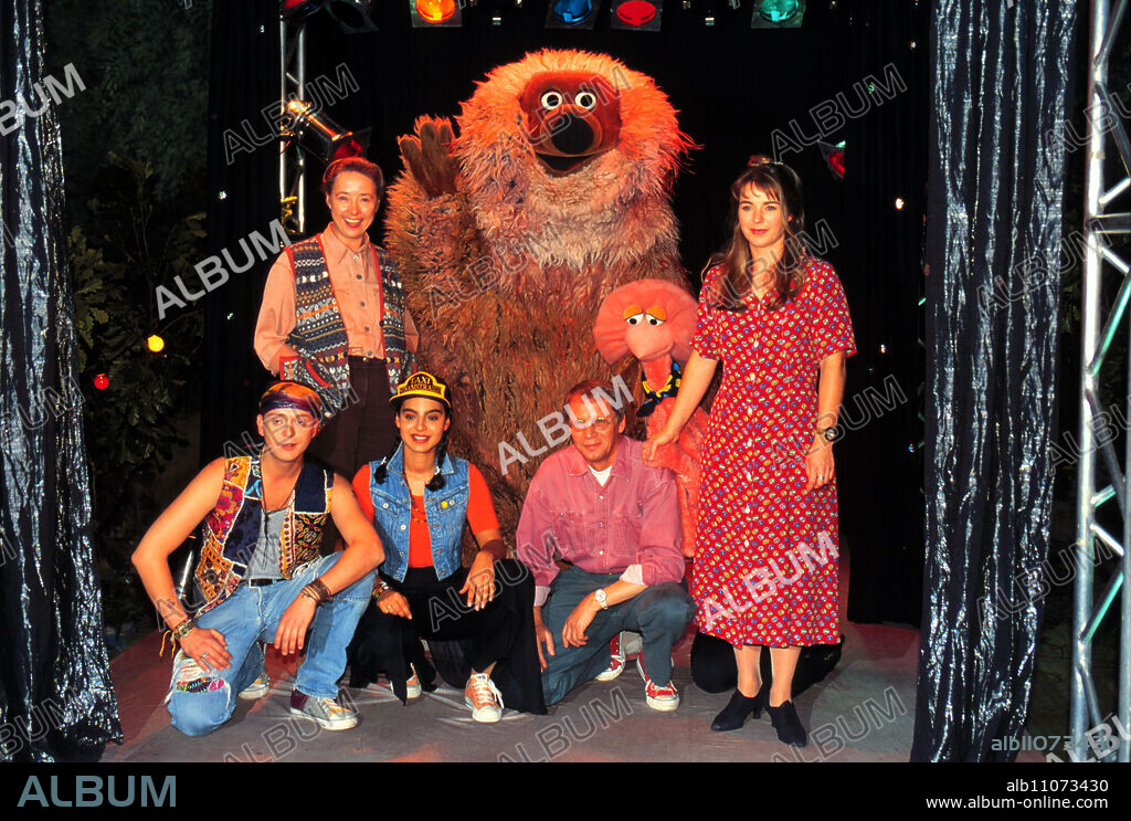 SESAME STREET, TV series for children, in the picture: SAMSON and TIFFY, Helmi, Mucke, Jivana, Schorsch and Bettina, SENTA BONNERAL, WOLFGANG GERDES, VIJAK BAJANI, GERNOT ENDEMANN, KIRSTEN SPRICK.