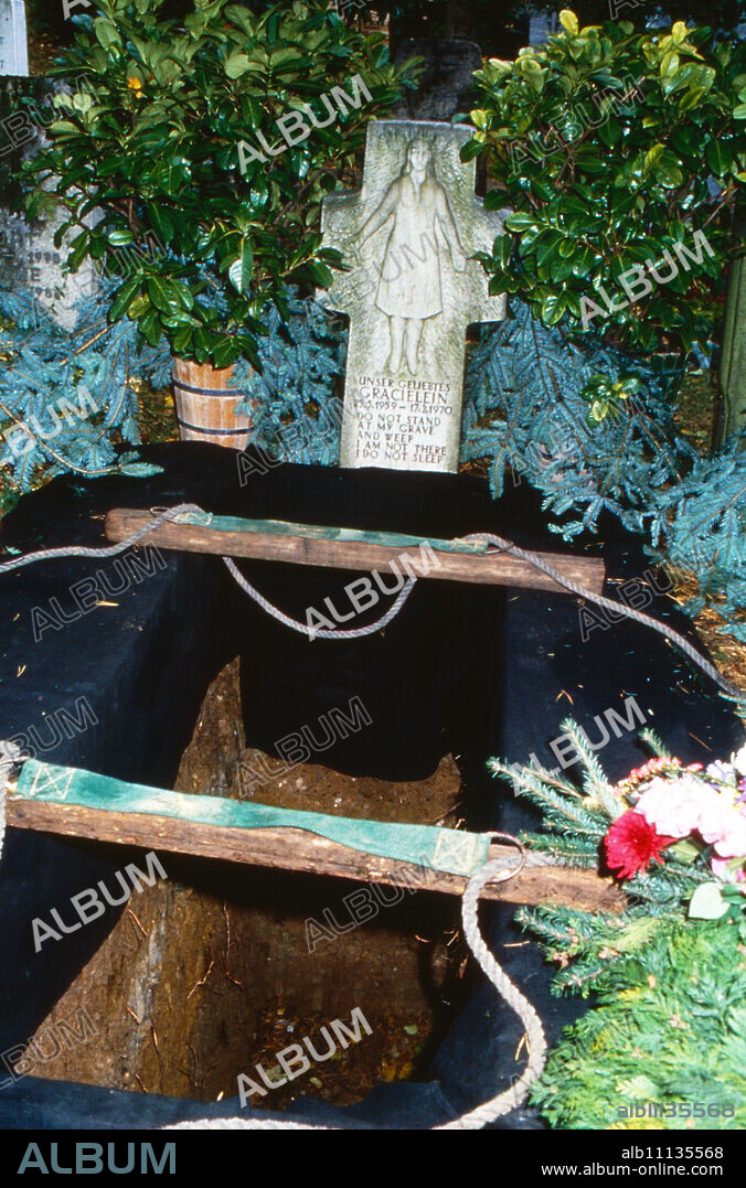 Opened, waiting grave at the funeral of Petra Kelly at the cemetery in Würzburg Heidingsfeld, Germany 1992. (original german headline: Beerdigung Petra Kelly).