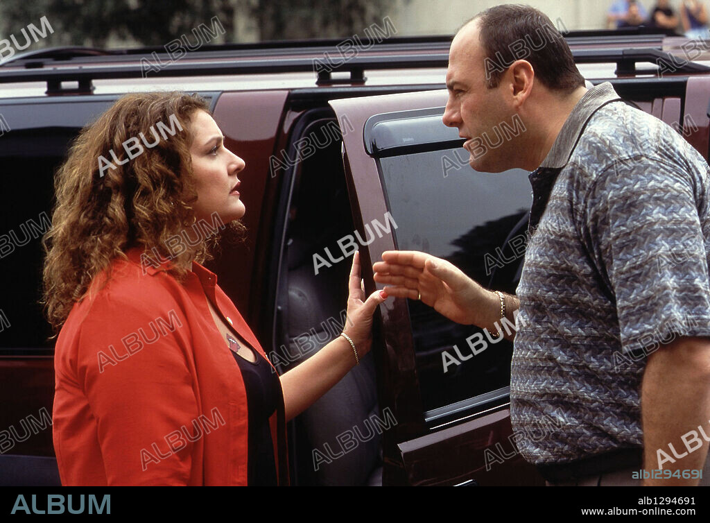 AIDA TURTURRO y JAMES GANDOLFINI en LOS SOPRANO, 1999 (THE SOPRANO), dirigida por ALLEN COULTER y TIMOTHY VAN PATTEN. Copyright HOME BOX OFFICE.