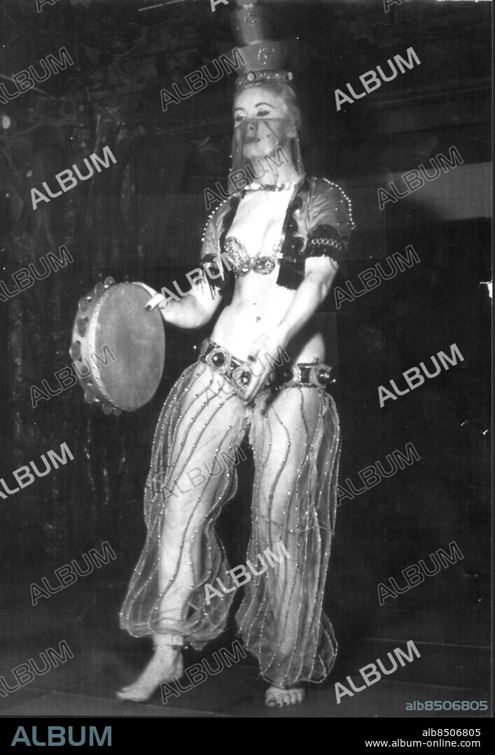 London omkring 1959 - Annabella Broström (född 1938) som sedermera gifte sig med skeppsredaren Dan-Axel Broström (1961). Här en tidig bild då hon var dansös i London och kallade sig Anna-Bell Lee fast egentligen hette hon Anna Jane Ann Haycock -.. *** Local Caption *** . Kamerareportage.