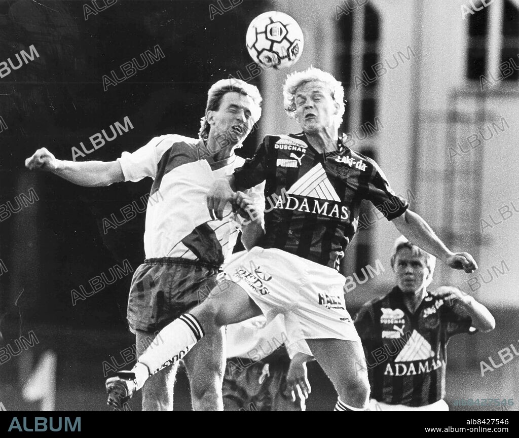 GÖTEBORG 1990-07-18.. Jan Lundqvist - fotbollsspelare i Gais, längst till höger ses Joakim Nåfors. *** Local Caption *** GP Foto: Per Wahlberg / Kamerareportage / TT / Kod: 2524.