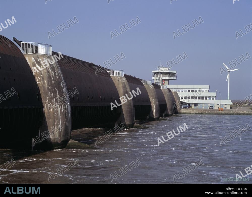Tönning (Nordfriesland, Schleswig-Holstein), Eidersperrwerk bei Tönning an der Eidermündung (Sperrwerk zum Schutz vor Sturmfluten, mit fünf Sielöffnungen, je 40 m breit; erbaut 1968-73). Ansicht. Foto, undat.
