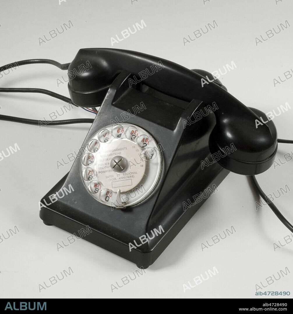 Telephone francais en bakelite des annees 1950 concu d'apres le modele de Jean HEIBERG (1884-1976) en 1930. Credit : Collection LOU/KHARBINE-TAPABOR.