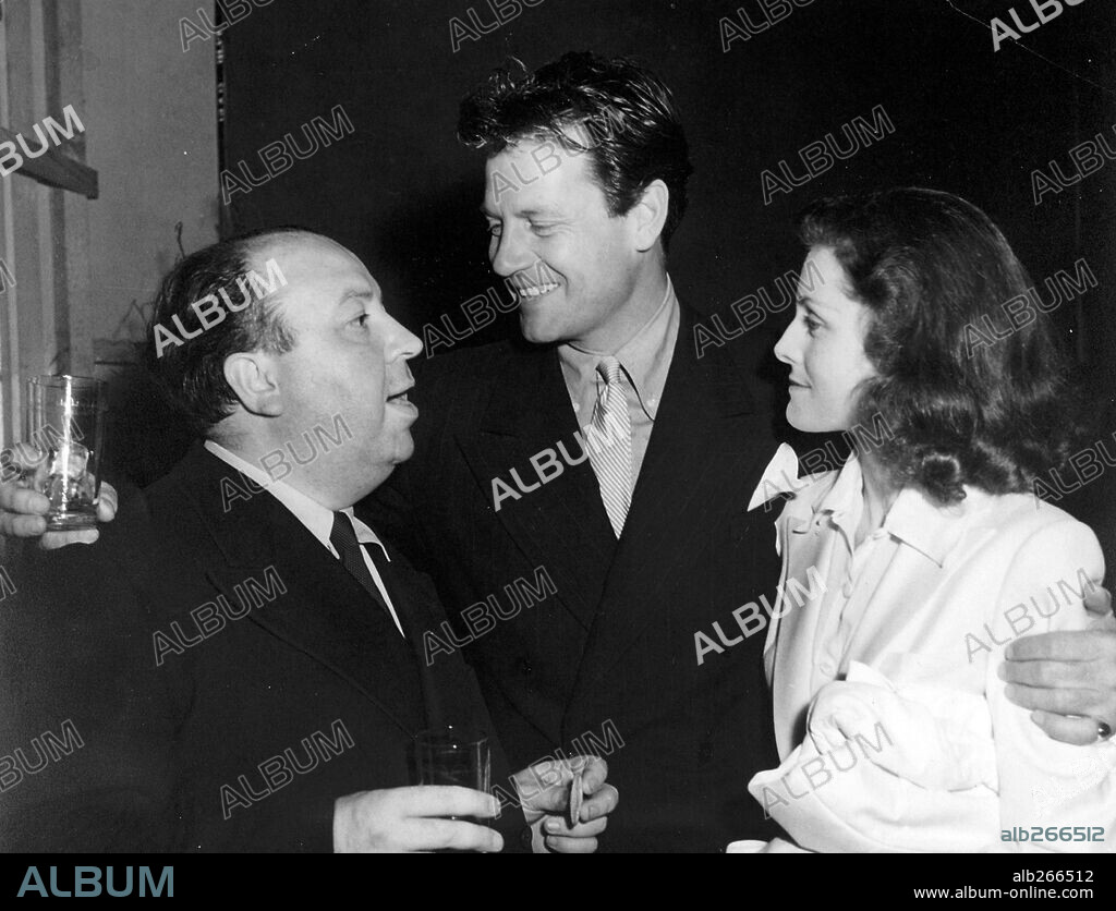 ALFRED HITCHCOCK y JOEL MCCREA en ENVIADO ESPECIAL, 1940 (FOREIGN CORRESPONDENT), dirigida por ALFRED HITCHCOCK. Copyright UNITED ARTISTS.