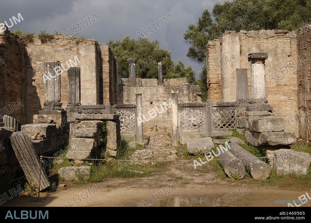 ARTE GRIEGO. GRECIA. SANTUARIO DE OLIMPIA. Vista de las ruinas del TALLER DE FIDIAS, uno de los edificio mejor conservados. Fue construido en el año 430 a. C. para albergar la estatua crisoelefantina de Zeus. En el s. V Teodosio II transformó el edificio en una iglesia paleocristiana. Provincia de Ilía. Región del Peloponeso.