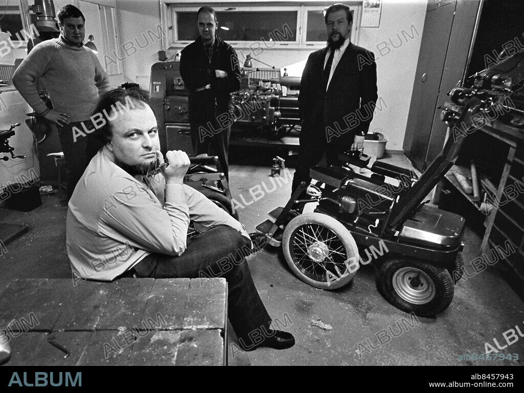 TIMRÅ 1968.. Per Uddén, läkare, uppfinnare och entreprenör, mest känd för att ha utvecklat elektriska transportmedel för rörelsehindrade och grundat Permobil, ses här (främst) med tre av sina närmaste "Permobil-medhjälpare": Bert Engman, Sigurd Nässlin och Ingemar Broomé.. Foto: Ulf Stråhle / RiR / SVT / Kod: 5600. Bild och reportage publ. i RiR 12/68 sid. 12-13, 50 inför ett radioprogram.. RiR 19008 sv/v neg  . Permobiler Rullstolar Kvartett.