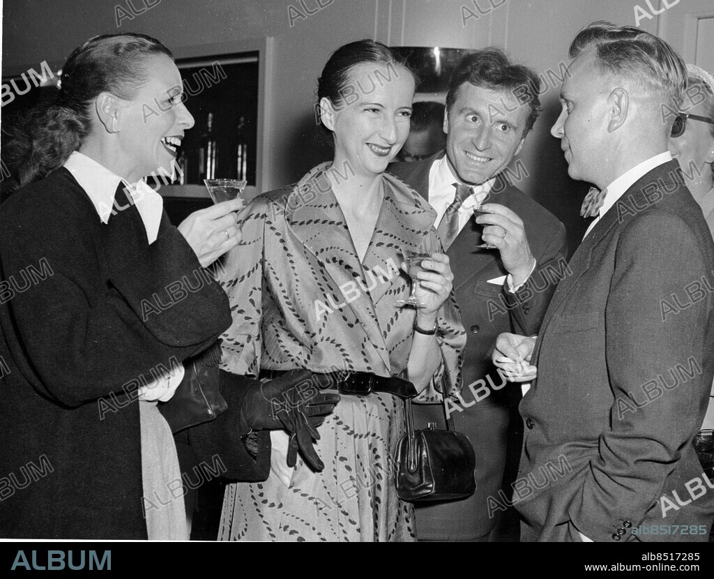 Arkiv 530909 . Operabaletten visar upp sig i Berlin. Fr v tyska prima ballerinan Liselotte Köster, Birgit Cullberg , Berlindansören Jockel Stahl och en av de svenska Berlinkorrespondenterna.. Foto EPU code 193 . Copyright Pressens Bild.