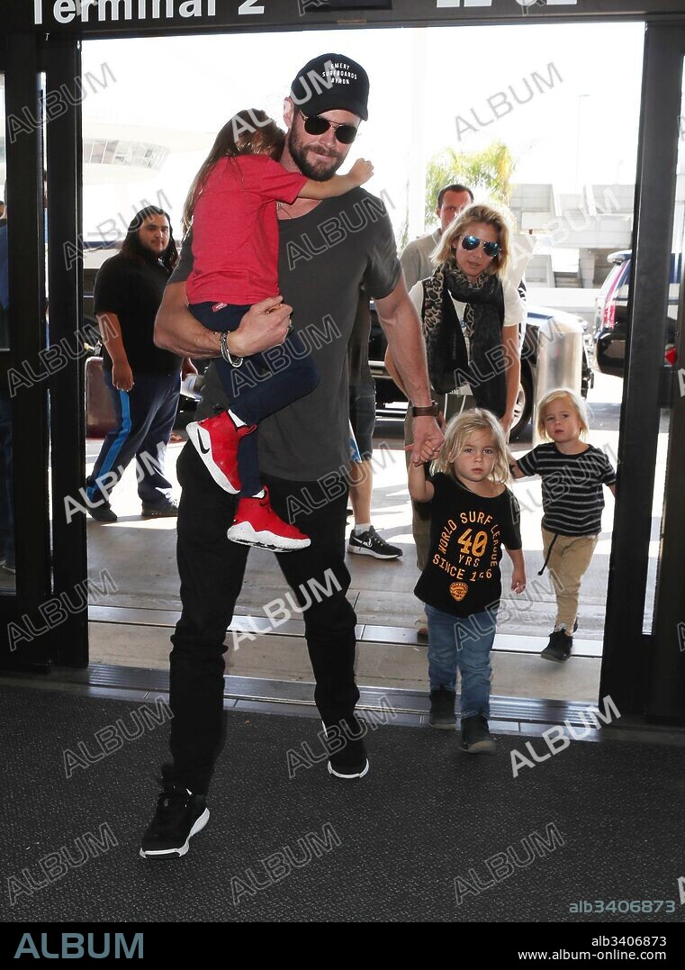 October 17, 2017 - Los Angeles, California, USA - 10/17/17.Chris Hemsworth is seen at LAX Airport in Los Angeles, CA. 17/10/2017