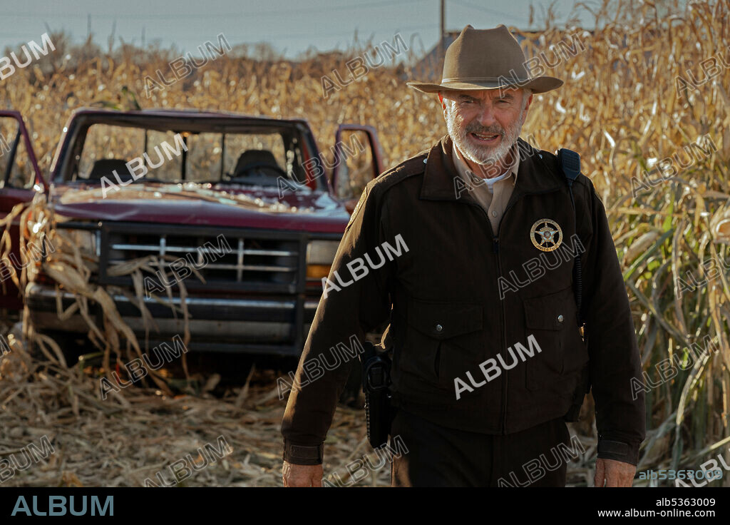 SAM NEILL en INVASION, 2021. Copyright Genre Films Platform One Media.