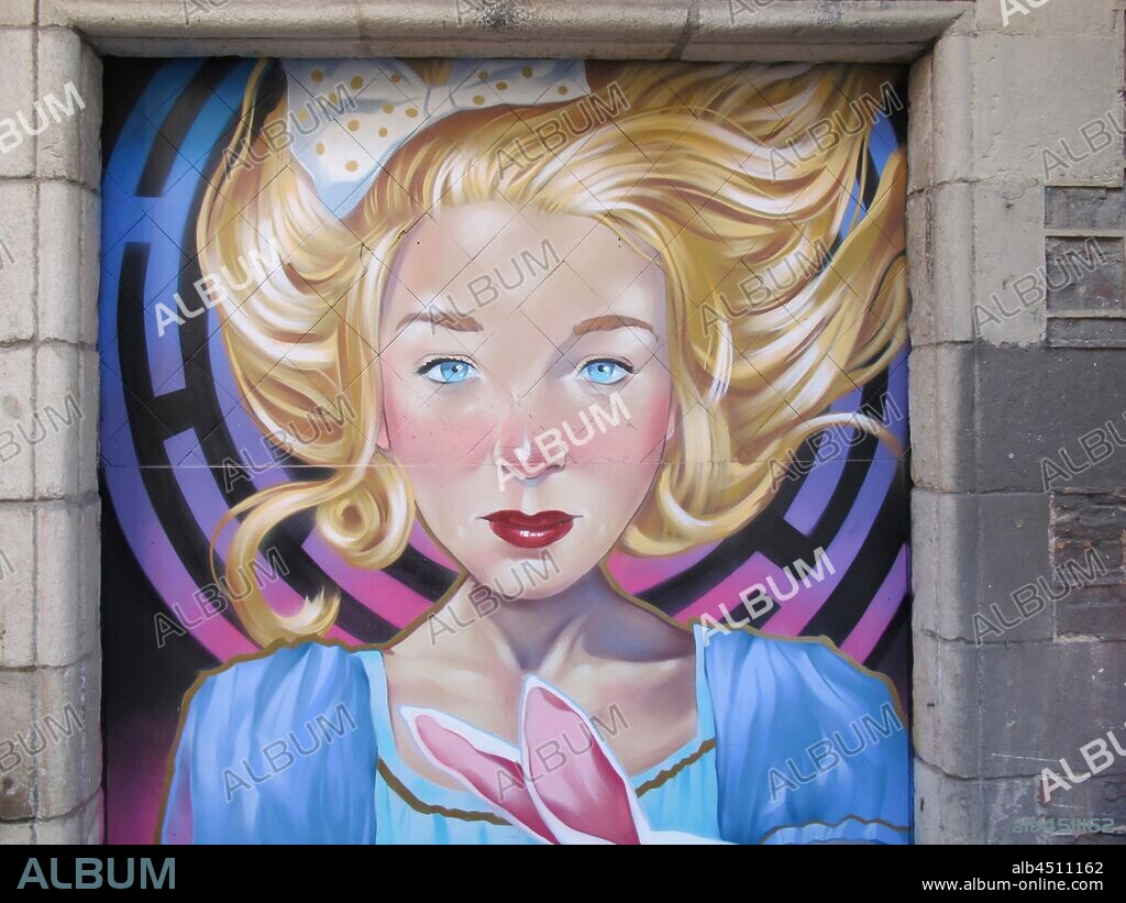 Pintura de chica joven rubia sobre un mandala de fondo, graffiti mural; barrio gótico de Barcelona en 2019; Cataluña.