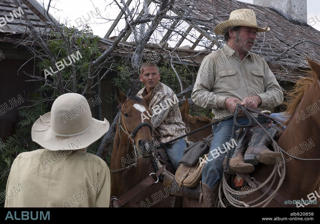 BARRY PEPPER y TOMMY LEE JONES en LOS TRES ENTIERROS DE MELQUIADES ESTRADA, 2005 (THE THREE BURIALS OF MELQUIADES ESTRADA), dirigida por TOMMY LEE JONES. Copyright SONY PICTURES CLASSICS.