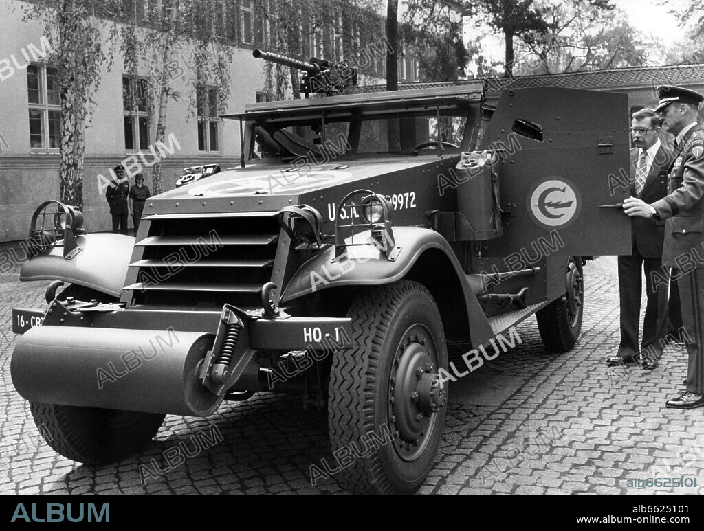 In Berlin on 30 May 1980, the U.S. military governor major general Benedict (right) takes a close look at an armoured vehicle from the Second World War. The vehicle was given to the U.S. army by Belgian troops for showing it on parades. 30/05/1980