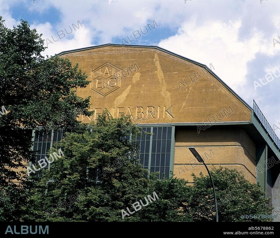 Berlin, district Tiergarten, Turbine Factory AEG, Huttenstr. 12-13, montage hall (built 1909; architect: Peter Behrens). View on to the building on the corner of Hutten / Berlichingenstrasse. Photo, 1993 (Dieter E. Hoppe).