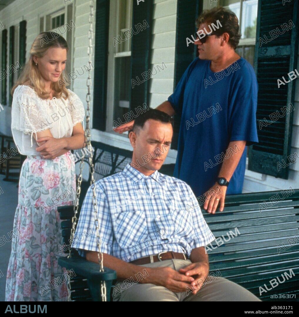 ROBERT ZEMECKIS, ROBIN WRIGHT and TOM HANKS in FORREST GUMP, 1994, directed by ROBERT ZEMECKIS. Copyright PARAMOUNT PICTURES.