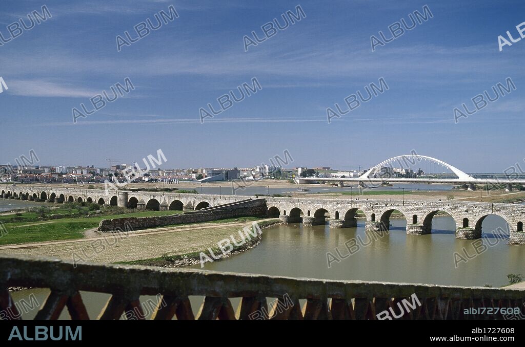 EXTREMADURA. MERIDA. Vista del PUENTE ROMANO, datado en el s. I a. C., sobre el RIO GUADIANA. Al fondo, el PUENTE DE LUSITANIA, obra realizada por el arquitecto Santiago CALATRAVA. Provincia de Badajoz. España. VIA DE LA PLATA.