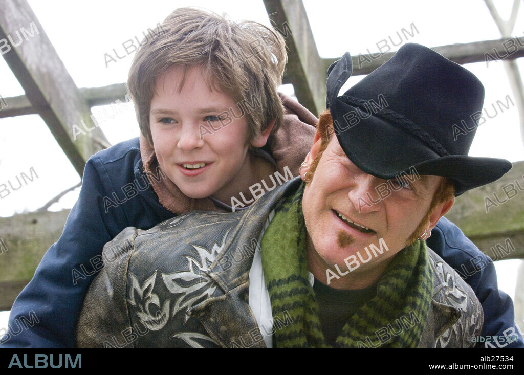 FREDDIE HIGHMORE and ROBIN WILLIAMS in AUGUST RUSH, 2007, directed by KIRSTEN SHERIDAN. Copyright CJ ENTERTAINMENT/ODYSSEY ENTERTAINMENT/SOUTHPAW ENTERTAINMEN / GENSER, ABBOT.