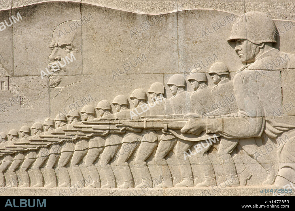 Detalle del un RELIEVE con la imagen de LENIN y un GRUPO DE SOLDADOS DE LA ARMADA ROJA en el MEMORIAL SOVIETICO A LA GUERRA (SOWJETISCHES EHRENMAL) (1949), erigido en homenaje a los soldados soviécos de la Armada Roja que combatieron en la Batalla de Berlín (abril-mayo de 1945) durante la Segunda Guerra Mundial. Obra del arquitecto soviético Yakov BELOPOLSKY. Parque Treptower. BERLIN. Alemania.