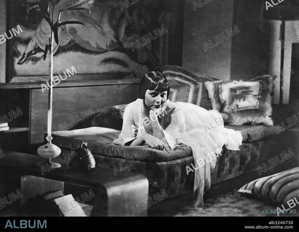 Orig. bildtext... DIE BÜCHSE DER PANDORA VERFILMT. Unter der Regie von G.W. Pabst wurde im Gloria-Palast in Berlin Wedekinds Drama Die Büchse der Pandora zum Film bearbeitet, aufgeführt. Die Darstellerin der Lulu ist die junge amerikanische Filmschauspielerin Louise Brooks, den Dr. Schön gibt Kortner. Louise Brooks als Lulu in dem neuen Südfilm. Anm. L. Brooks, 1906-1985, amerikansk skådespelare, främst inom stumfilmen Pandoras ask, tysk film av Georg Wilhelm Pabst, 1929 Kuddar Dyschor Vaser persons: LOUISE BROOKS;GEORG WILHELM PABST* sites: USA*;TYSKLAND PhotoDate:1929-??-??.