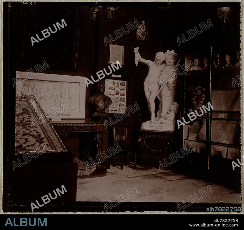 Anonyme. Exposition Universelle de 1900 : galerie d'exposition dans le pavillon de Saint-Marin, 7ème arrondissement, Paris., en 1900. Photographie. PH2873, Paris, Musée Carnavalet.