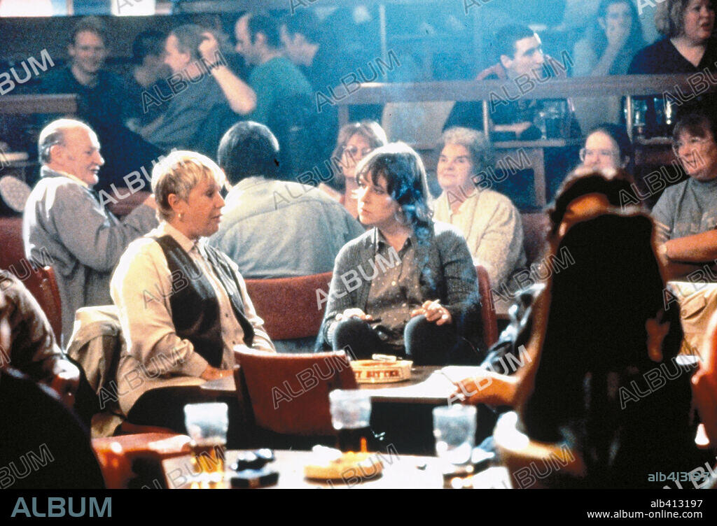 KATHY BURKE and LAILA MORSE in NIL BY MOUTH, 1997, directed by GARY OLDMAN. Copyright SONY PICTURES CLASSICS.