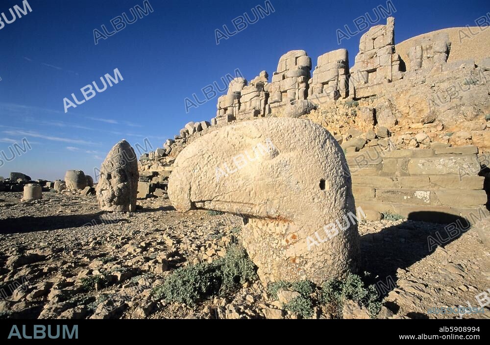Nemrut Dagi (Taurusgebirge, Prov. Adiyaman, Türkei), Hierothesion König Antiochos I. von Kommagene (69-38 v. Chr.) (errichtet im 1. Jh. v. Chr.), Westterrasse. Kolossalfiguren, Adlerkopf und Kopf des Zeus. Foto, undat.